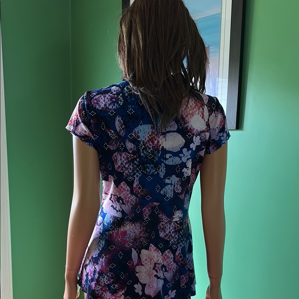 💜💜EUC Dana Buchman Fitted Blue and Purple Peplum Top💜💜 - Picture 2 of 9